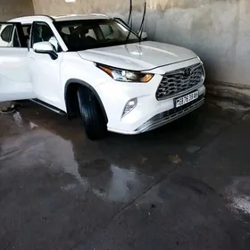 Toyota Highlander 2021