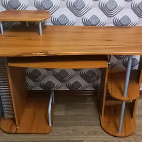 компьютерный стол, кресло.