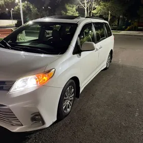 Toyota Sienna 2019