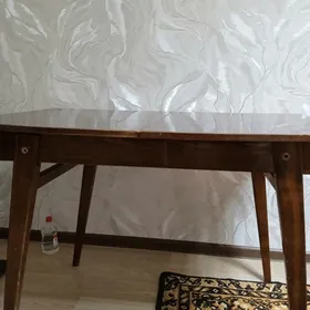 Продаётся обеденный стол