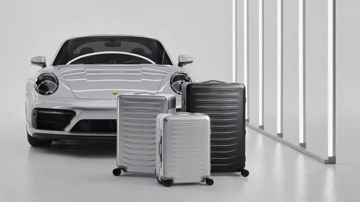 Porsche kompaniýasy 911 Targa sportkarynyň stilindäki 5450 dollarlyk alýumin çemedanlary çykardy