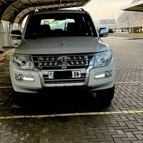 Mitsubishi Pajero 2014