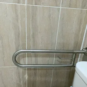 Откидной поручень