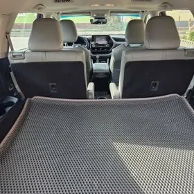 Toyota Highlander 2021