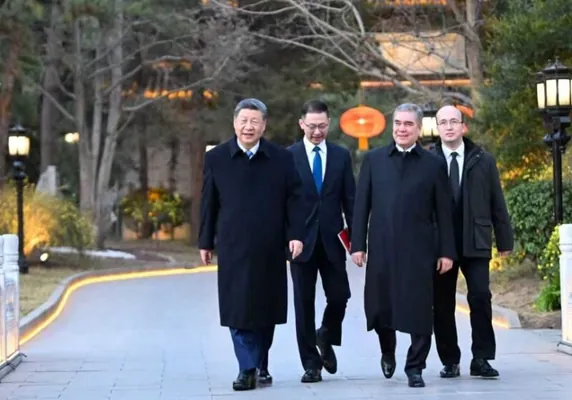 Gurbanguly Berdimuhamedow Prezidentiň adyndan Si Szinpine ahalteke bedewini sowgat berdi