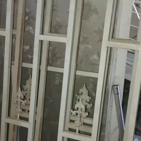 железная дверь и решетки