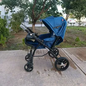 детская коляска и ходунок
