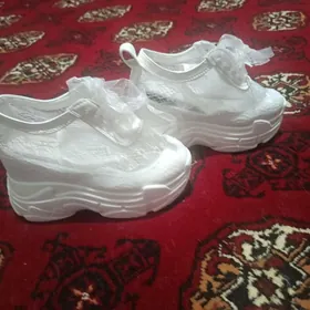 Женские кроссовки вечерние