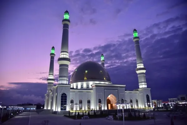 Prezident Serdar Berdimuhamedow türkmen halkyny Oraza baýramy bilen gutlady