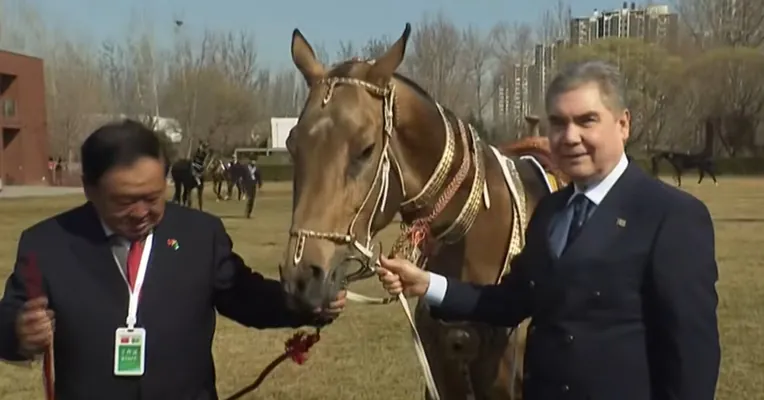 Gurbanguly Berdimuhamedow Hytaýda «Equuleus» atçylyk toplumyna baryp gördi