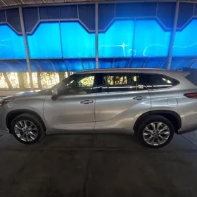 Toyota Highlander 2021