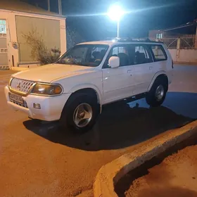 Mitsubishi Montero Sport 2000