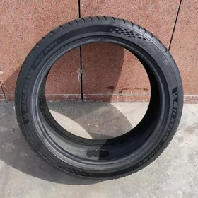 Michelin 245/40 R18