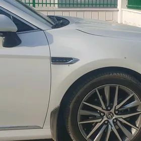 Camry 21-23 gapy krylo emblema