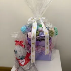 Sowgatlyk solmayan gul buket