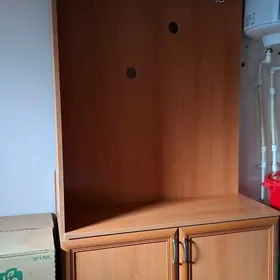 Компьютерный стол и прихожка