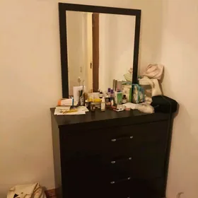 aýnaly polkaly stol