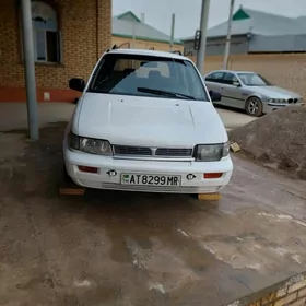 Mitsubishi Chariot 1993