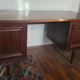 Стол в хорошем состоянии, полированный