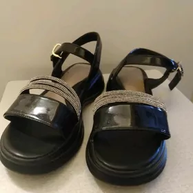 Босоножки чёрные школьные 36 р