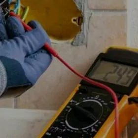 требуется электрик-электронщик