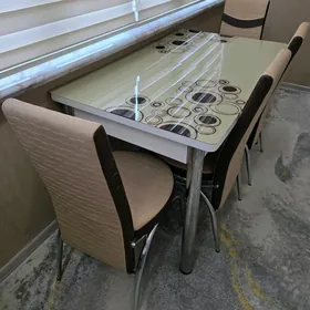 Стол и стулья