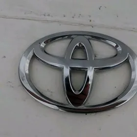 Toyota emblemba