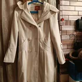 Пальто молочного цвета б/у