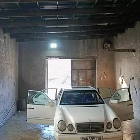 Mercedes-Benz E320 1996