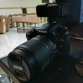 Nikon 7500