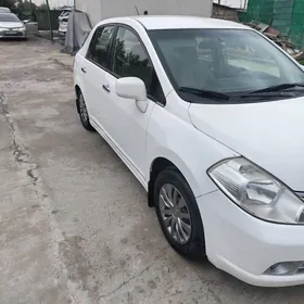Nissan Tiida 2010