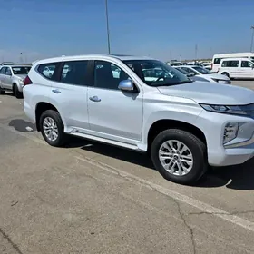 Mitsubishi Pajero 2020