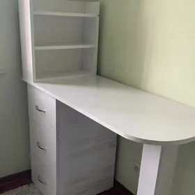 Маникюрный стол