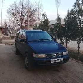 Mitsubishi Chariot 1993