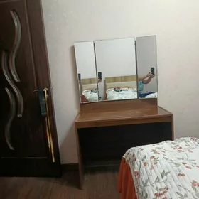 столик с зеркалом