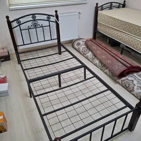 Кровать без матраса