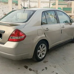 Nissan Tiida 2005
