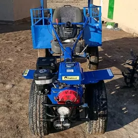 ýer surýan traktor