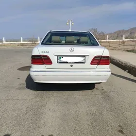 Mercedes-Benz E320 2001
