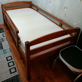 Кровать с матрасом