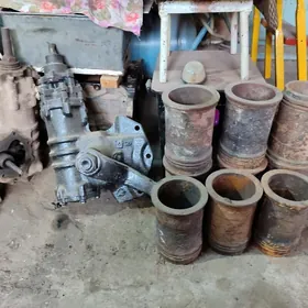 ЗиЛ 130 и Урал запчасти