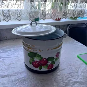 Кастрюля и чашки