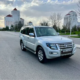 Mitsubishi Pajero 2015