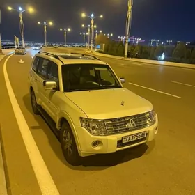Mitsubishi Pajero 2010