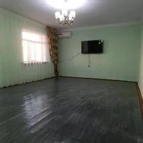 14-domuň gapdalynda ýerleşýär