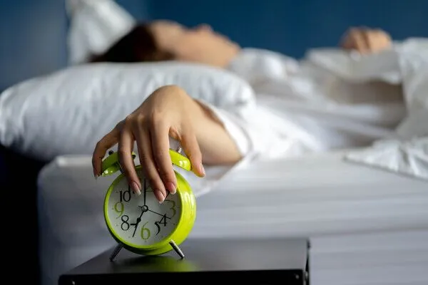 Исследование показало связь режима сна в молодости с продолжительностью жизни