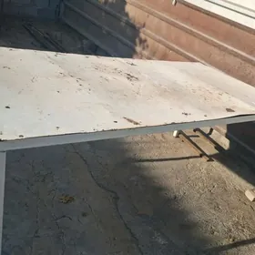 Uly demir stol kafe ucun