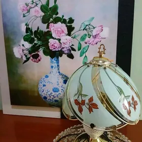 большая картина и светильник