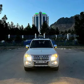 Mitsubishi Pajero 2022