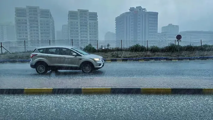 Синоптики ОАЭ предупредили о волнах сильных ливней до 27 марта